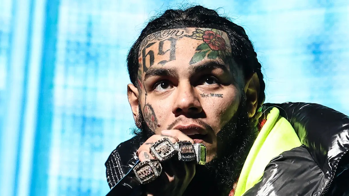 6ix9ine Was Forcibly Removed From A Miami Restaurant After Giving Out Free Alcohol