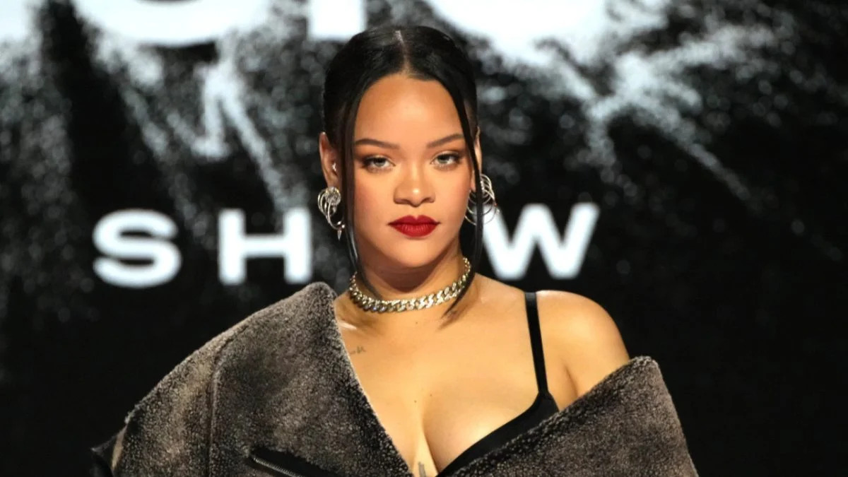 Rihanna Goes Topless In Throwback Maternity Photoshoot: 'rub On Ya Titties'