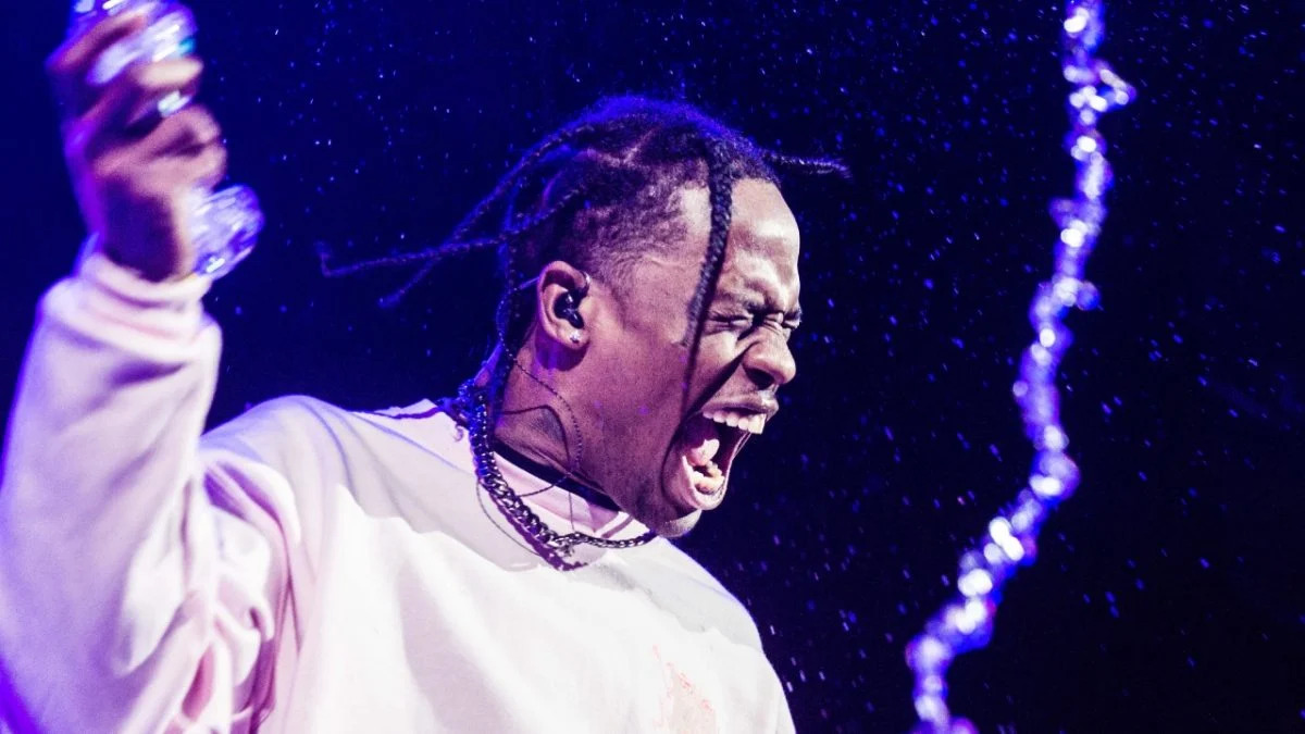 Travis Scott Gifts Fan Unreleased 'utopia' Merch & Shoes Off His Feet At Dublin Show