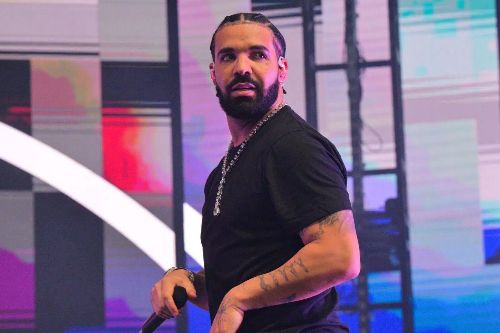 Drake Plans Live Stream Appearance With xQc, Promises $500K Giveaway.