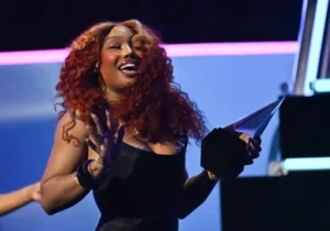 SZA Recreates Kim Kardashian’s Viral Paper Magazine Cover To Celebrate AMA Wins.
