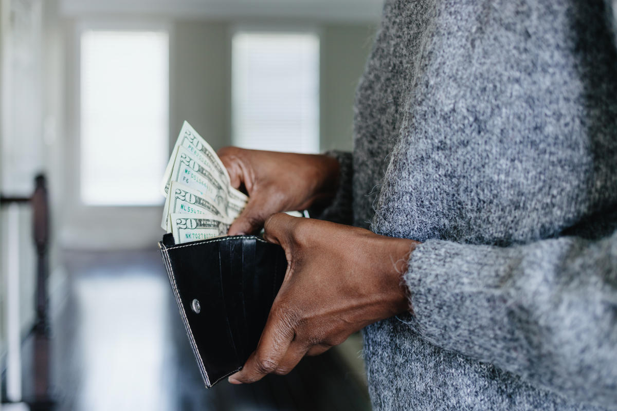 How Much Cash Should You Carry Daily? Experts Weigh In.